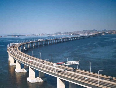 Homem invade Ponte Rio-Niterói e causa confusão no trânsito