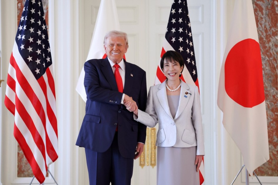 O presidente dos EUA, Donald Trump (E), aperta a mão da primeira-ministra japonesa, Sanae Takaichi, em sua chegada à Casa de Hóspedes do Palácio de Akasaka para a cúpula Japão-EUA em Tóquio, Japão, em 28 de outubro de 2025. Trump está em uma visita de três dias ao Japão, de 27 a 29 de outubro, para reafirmar a aliança Japão-EUA e avançar nas negociações econômicas. (Japão, Tóquio) EFE/EPA/JAPAN POOL / JIJI PRESS EDITORIAL PARA USO EXCLUSIVO/JAPAN OUT