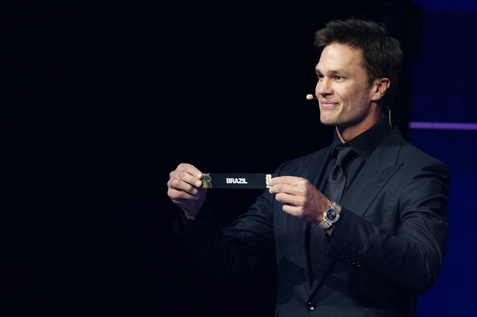 Tom Brady, exibe o cartão com o nome do Brasil durante o sorteio da Copa do Mundo