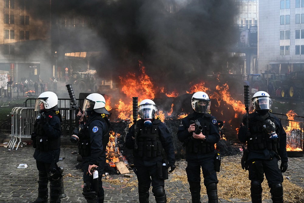 Agricultores bloqueiam ruas em Bruxelas contra acordo UE-Mercosul