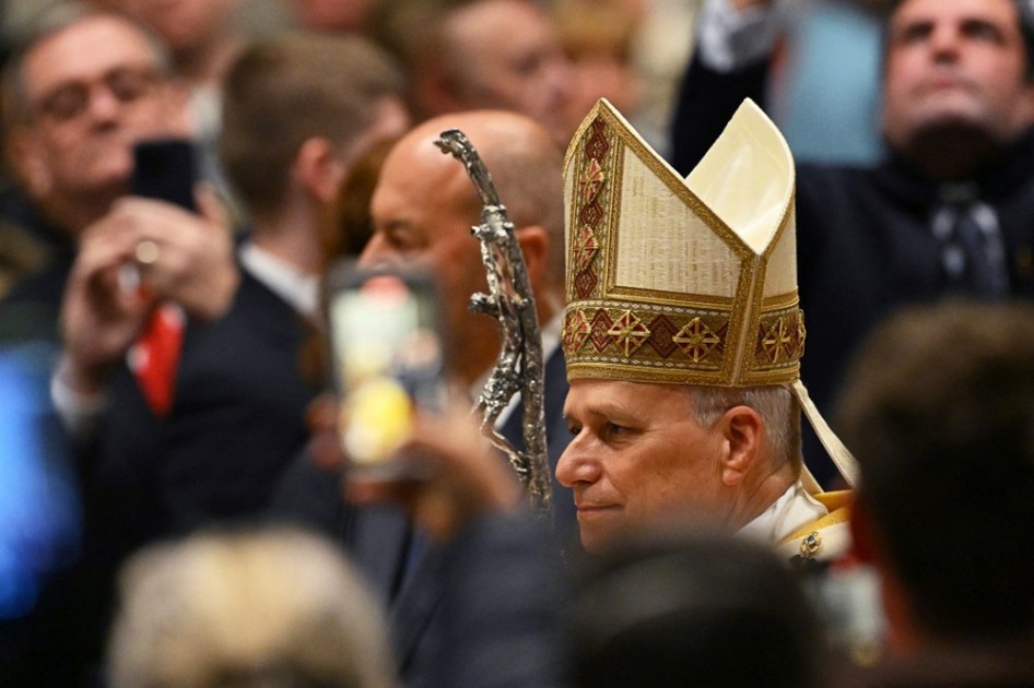 O papa Leão XIV chega para celebrar a missa da Vigília de Natal na Basílica de São Pedro, no Vaticano, em 24 de dezembro de 2025.