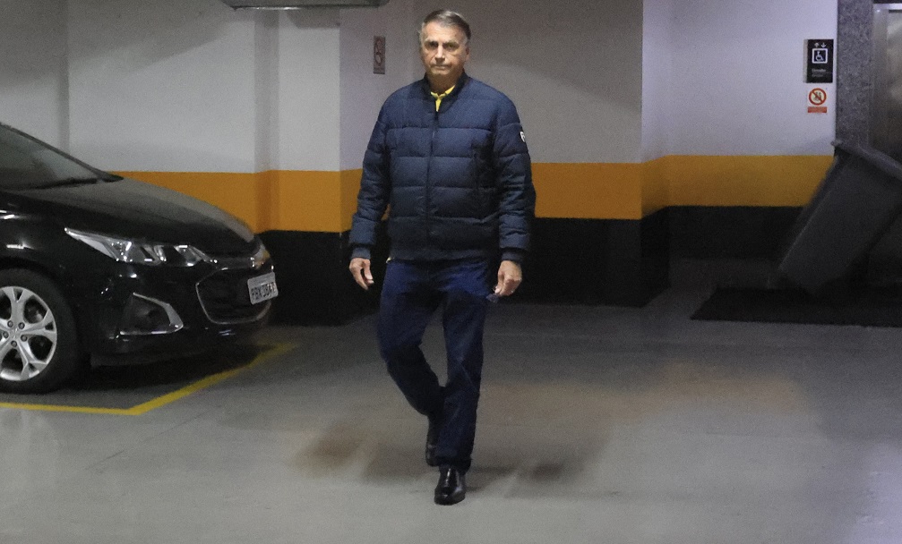 Bolsonaro é submetido a cirurgia para controle de crises de soluços