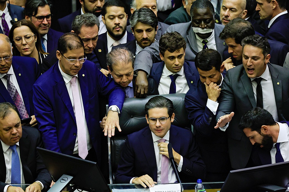 Após tempestade perfeita para Lula, direita reage com união no Congresso