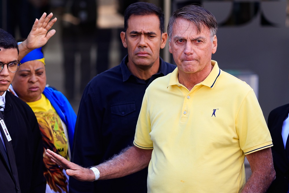 Polícia Federal aponta mais de 300 envios de Bolsonaro pelo WhatsApp para burlar ordem do STF