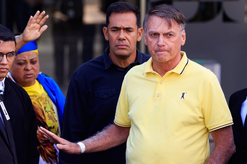 Cumprindo prisão domiciliar há pouco menos de duas semanas, o ex-presidente Jair Messias Bolsonaro (c) deixa o Hospital DF Star, em Brasília (DF