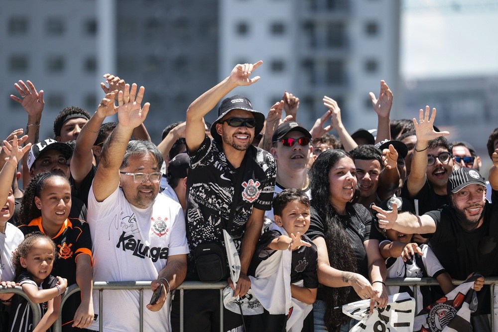 Com trio elétrico e provocações, Corinthians celebra título da Copa do Brasil