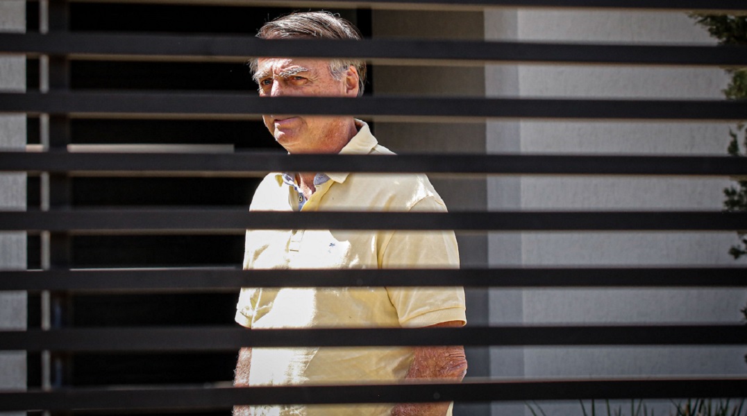 Bolsonaro tentou romper tornozeleira, conclui perícia: ‘Aquecimento direcionado para abertura’