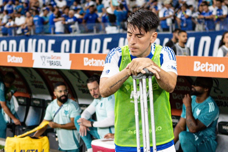 De muletas, Villalba acompanha o jogo entre Cruzeiro e Corinthians, no Mineirão