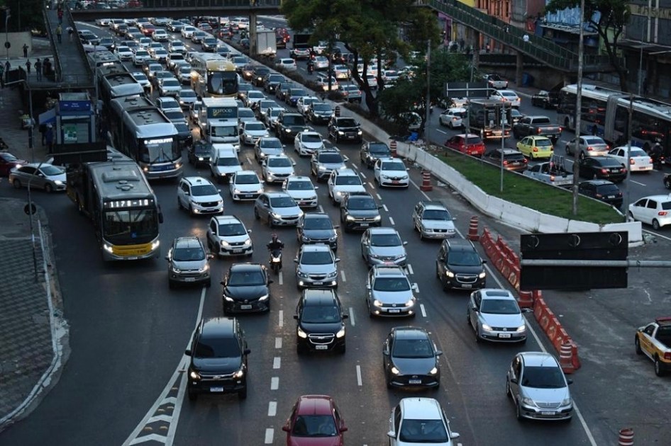 Trânsito intenso de veículos nos dois sentidos da Avenida Prestes Maia