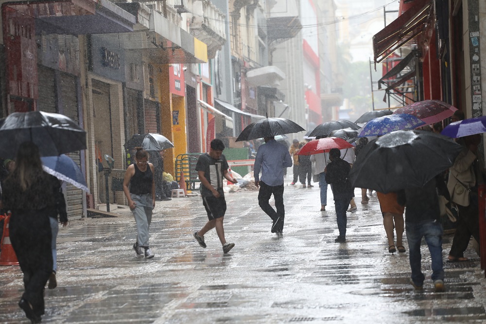 Governo de SP lança ferramenta que reduz em 80% o tempo de emissão de alertas climáticos