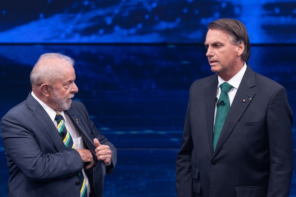 O candidato à presidência Luiz Inácio Lula da Silva (PT) (e) e o presidente e candidato à reeleição, Jair Bolsonaro (PL) (d), durante o debate do segundo turno realizado pelo Grupo Bandeirantes