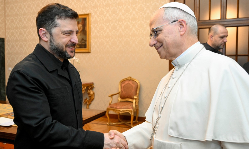 Presidente Volodymyr Zelensky se reúne com o papa Leão XIV na Itália, após anunciar que apresentará uma resposta aos EUA sobre o plano de paz proposto para encerrar a guerra com a Rússia