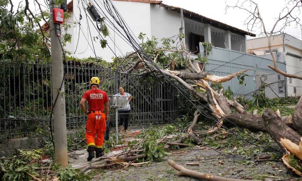Tempestades mais frequentes expõem fragilidade das redes elétricas nas cidades