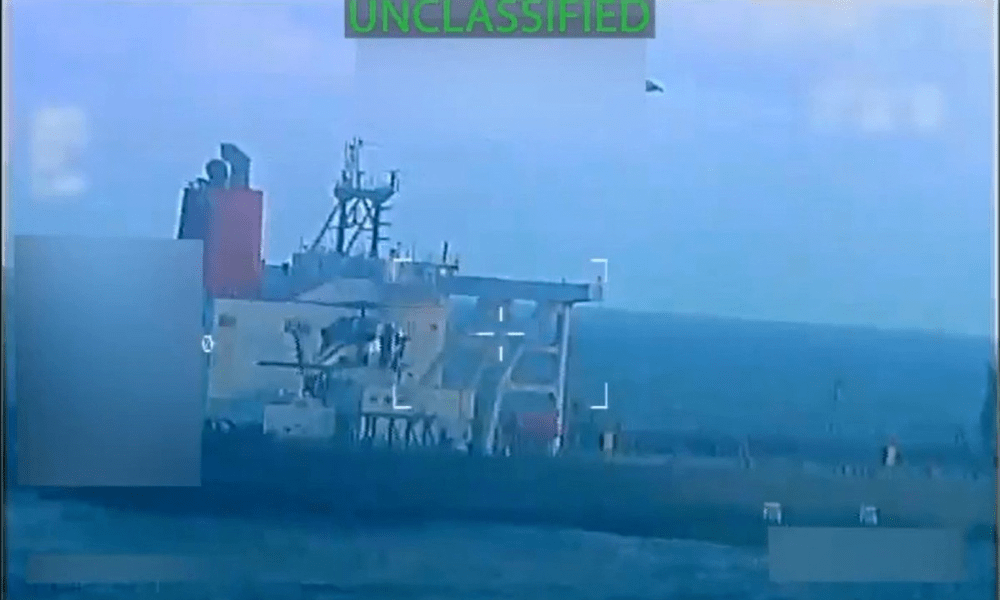 Captura de tela de um vídeo postado pela Procuradora-Geral dos EUA, Pam Bondi, mostra a execução de 'um mandado de apreensão de um petroleiro usado para transportar petróleo sancionado da Venezuela e do Irã'