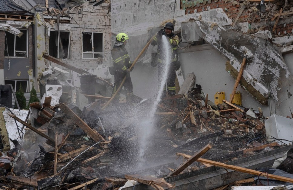 Equipes de resgate trabalham entre os escombros após um ataque russo a uma área residencial em Kiev, Ucrânia, em 28 de setembro de 2025, em meio à invasão russa. A Rússia lançou um ataque noturno em larga escala em toda a Ucrânia usando quase 500 drones e 40 mísseis, matando pelo menos quatro pessoas e ferindo dezenas, de acordo com o Serviço de Emergência do Estado. (Rússia, Ucrânia, Kiev) EFE/EPA/STRINGER