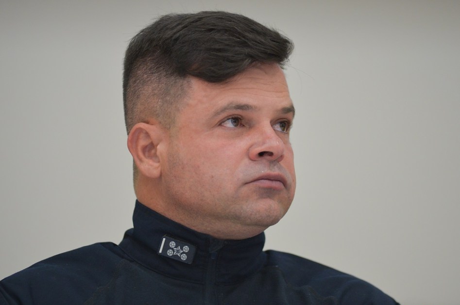 Silvinei Vasques, diretor da PRF, em foto retrato, com a roupa preta da corporação e ohando para cima