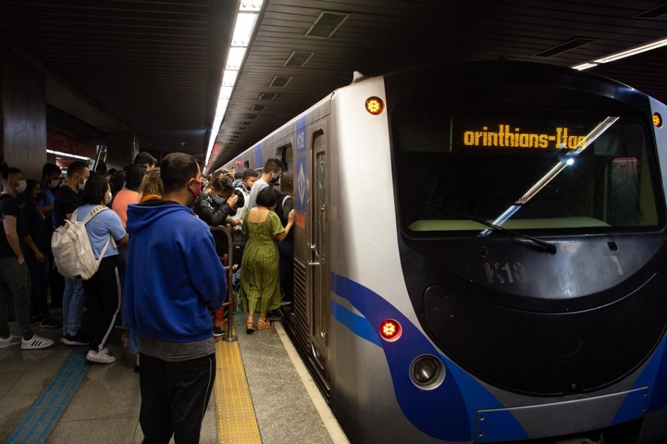 usuários do metrô se amontam para entrar no primeiro vagão de um trem do metrô com, destino a Itaquera (letreiro indica o local)