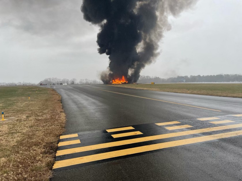 Avião Cessna C550 pega fogo após tentativa de pouso em aeroporto na Carolina do Norte