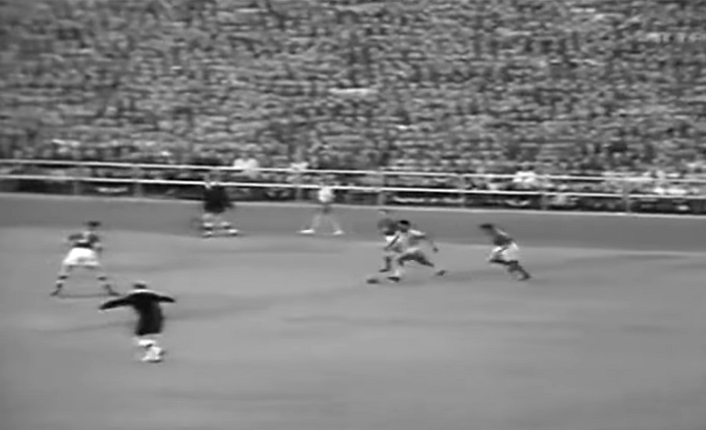 Garrincha parte com a bola dominada para cima da defesa soviética em jogo da Copa do Mundo de 1958, na Suécia