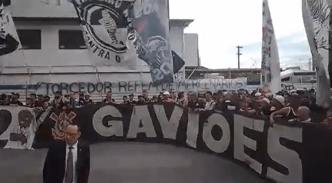 protesto da gaviões da fiel em frente à sede da FPF