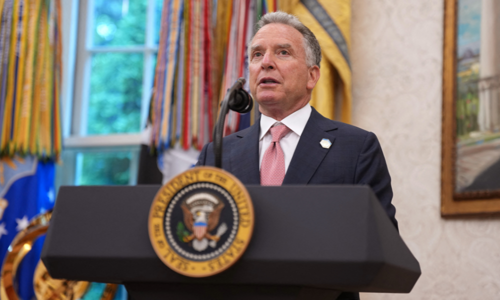 O Enviado Especial dos EUA para o Oriente Médio, Steve Witkoff, discursa durante a cerimônia de posse da Procuradora Interina dos EUA para Washington, D.C., Jeanine Pirro, no Salão Oval da Casa Branca, em 28 de maio de 2025, em Washington, D.C. Trump anunciou Pirro, ex-personalidade da Fox News, juíza, promotora e política, após perder o apoio no Senado para sua primeira escolha, Ed Martin, devido às suas opiniões sobre o ataque de 6 de janeiro de 2021 ao Capitólio dos EUA. Andrew Harnik/Getty Images/AFP (Foto de Andrew Harnik / GETTY IMAGES NORTH AMERICA / Getty Images via AFP) Conteúdo relacionado