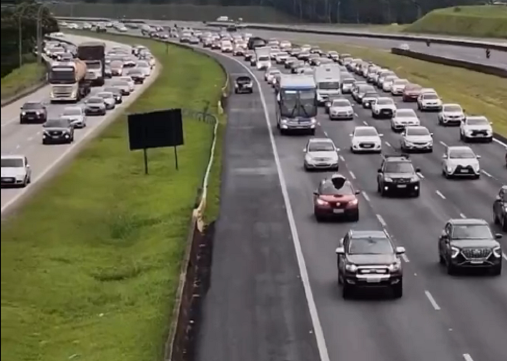 Motoristas enfrentam congestionamento na descida para o litoral de SP antes do Réveillon
