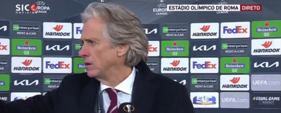 Jorge Jesus dando entrevista coletiva