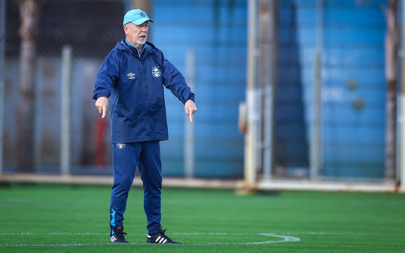 Mano Menezes anuncia saída do Grêmio