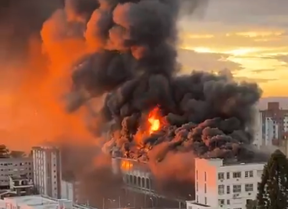 Incêndio destrói Colégio Marista Santa Maria, no Rio Grande do Sul