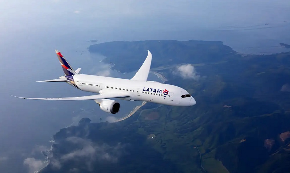 Avião da Latam no ar