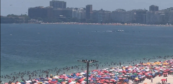 Corpo de Bombeiros encontra corpo após queda de avião ultraleve no mar, em Copacabana