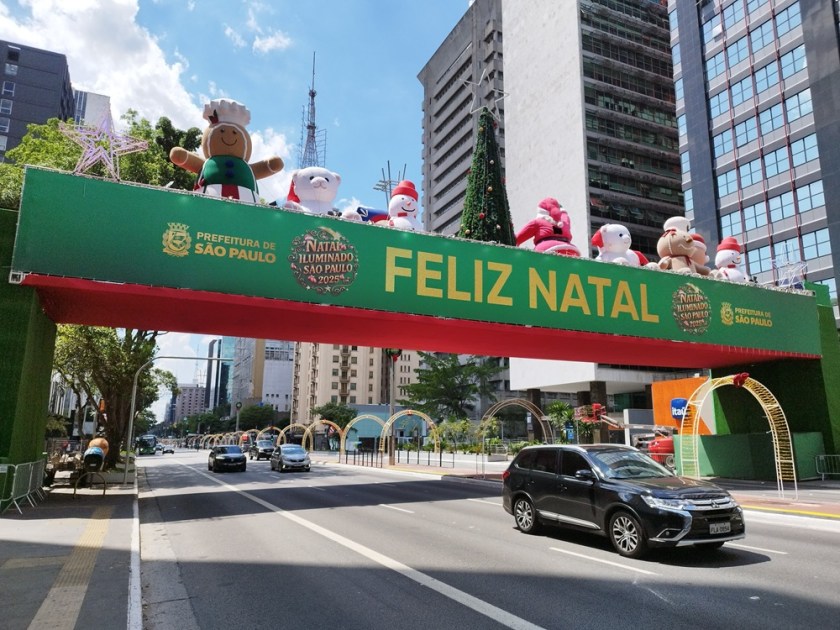 Apesar de anunciada pela Prefeitura de São Paulo como aberta ao lazer neste feriado de Natal, a Avenida Paulista não fechou para o tráfego de veículos nesta quinta-feira