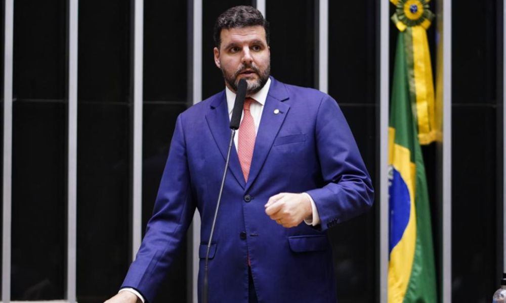Parlamentar discursa em tribuna da Câmara