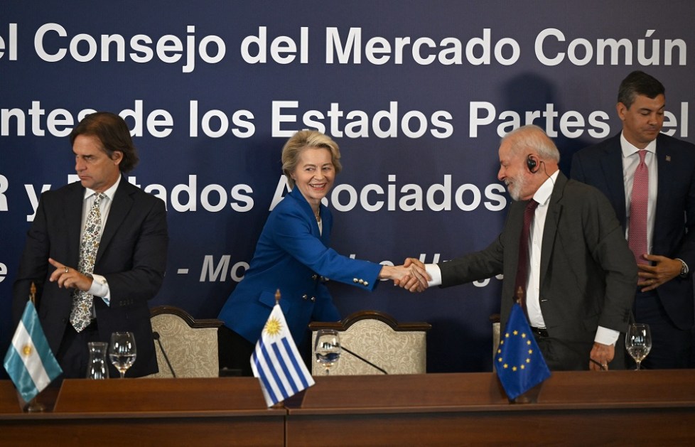 A presidente da Comissão Europeia, Ursula von der Leyen, cumprimenta o presidente do Brasil, Luiz Inácio Lula da Silva, ao lado do presidente do Uruguai, Luis Lacalle Pou (à esquerda), e do presidente do Paraguai, Santiago Peña (à direita), durante a 65ª Cúpula do Mercosul em Montevidéu