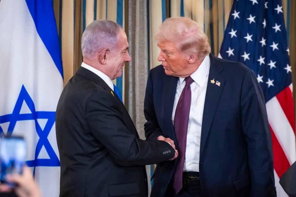 O presidente dos EUA, Donald Trump (D), aperta a mão do primeiro-ministro israelense, Benjamin Netanyahu, durante uma coletiva de imprensa na Casa Branca, em Washington, D.C., na segunda-feira. Durante o encontro, Trump pressionou Netanyahu a aceitar um acordo de paz que encerraria a guerra em curso em Gaza e que o Hamas libertasse os reféns restantes. EFE/EPA/Jim Lo Scalzo/Pool