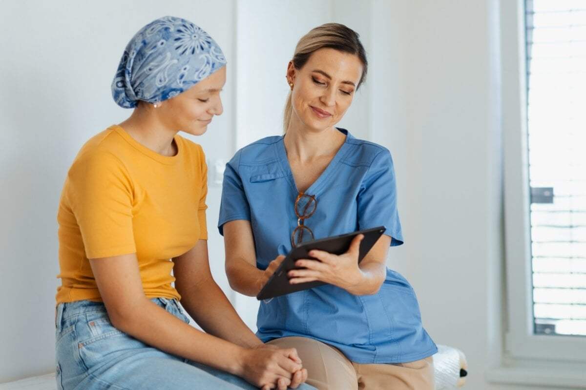 Terapia com luz: como ela ajuda a aliviar dores e inflamações
