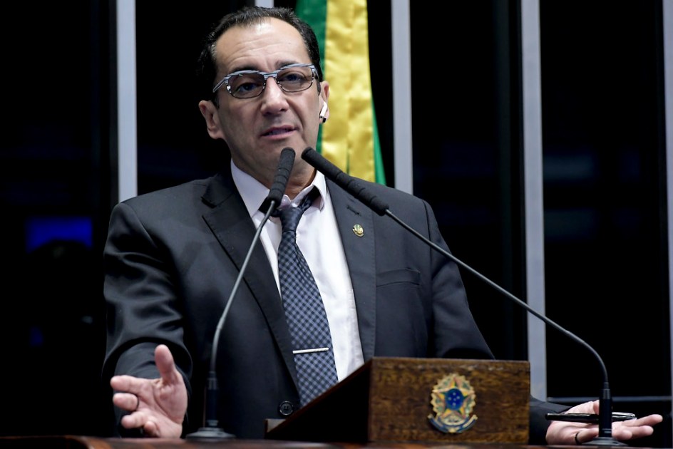 Homem de terno e gravata falando em plenário
