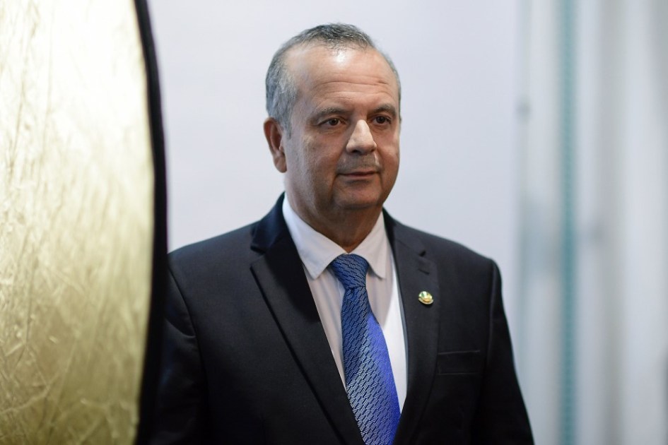 Rogério Marinho em pé no Senado, em trajes sociais