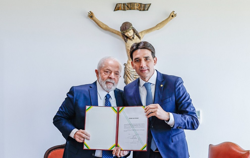 Lula e Silvio Costa Filho exibem diploma do novo ministro