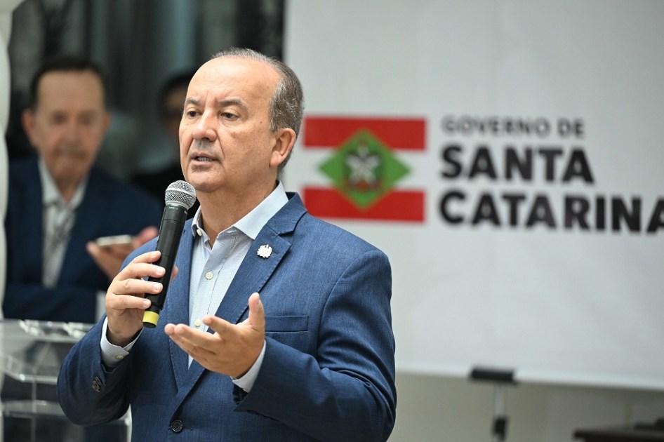 O Governador Jorginho Mello realizou na manhã desta sexta-feira (24) a posse dos novos secretários de estado