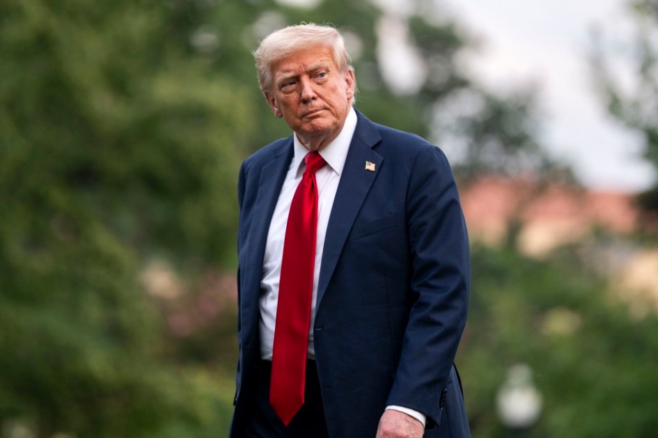 O presidente dos EUA, Donald Trump, após desembarcar do helicóptero Marine One no gramado sul da Casa Branca, em Washington