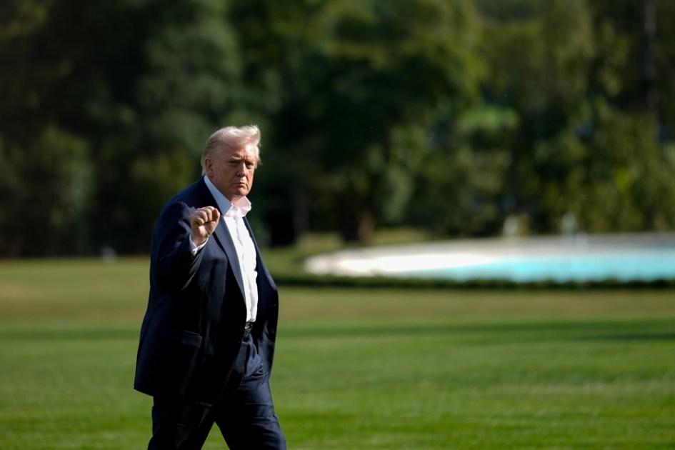 Donald Trump caminha pelo gramado sul da Casa Branca após desembarcar do Marine One em Washington