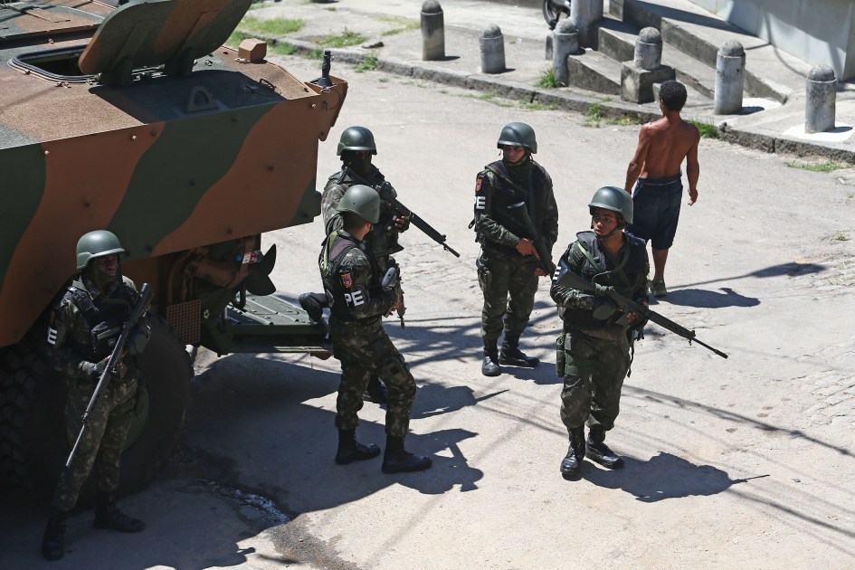 Operação mobiliza polícia e Forças Armadas no Morro dos Macacos, no Rio