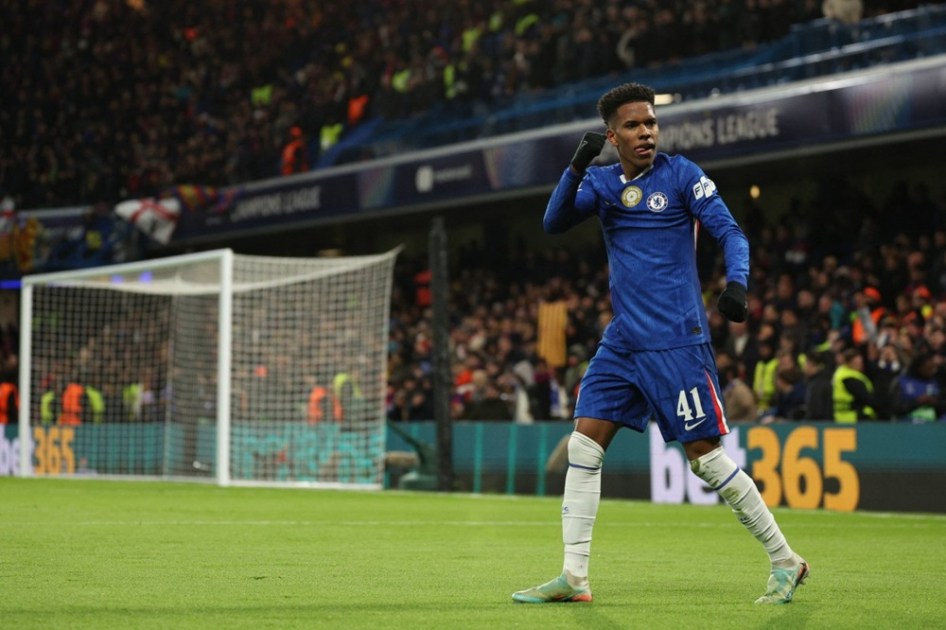 O atacante brasileiro do Chelsea, Estevão, comemora após marcar o segundo gol da equipe durante a partida da fase de liga da Liga dos Campeões da UEFA entre Chelsea e Barcelona, em Stamford Bridge, Londres