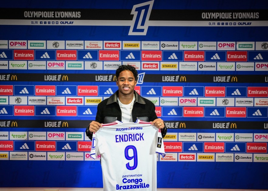 O atacante brasileiro do Olympique Lyonnais, Endrick, posa com sua camisa