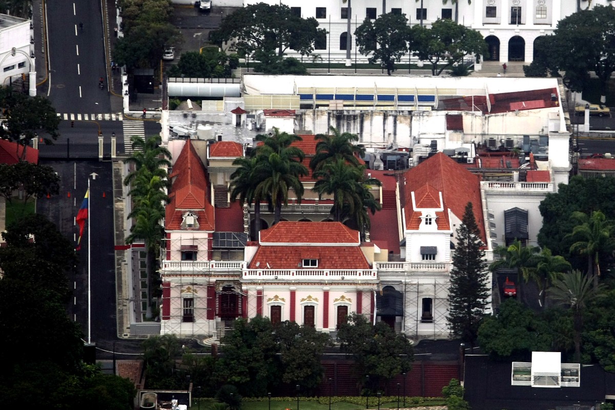Tiros são ouvidos perto de palácio presidencial na Venezuela