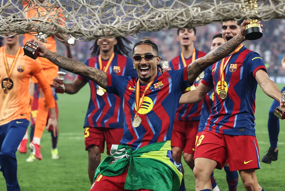Com dois de Raphinha, Barcelona supera Real Madrid e conquista a Supercopa da Espanha