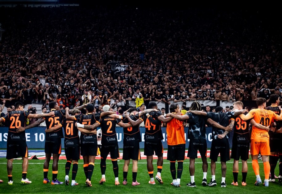 Jogadores do Corinthians comemoram com a torcida a classificação á final da Copa do Brasil