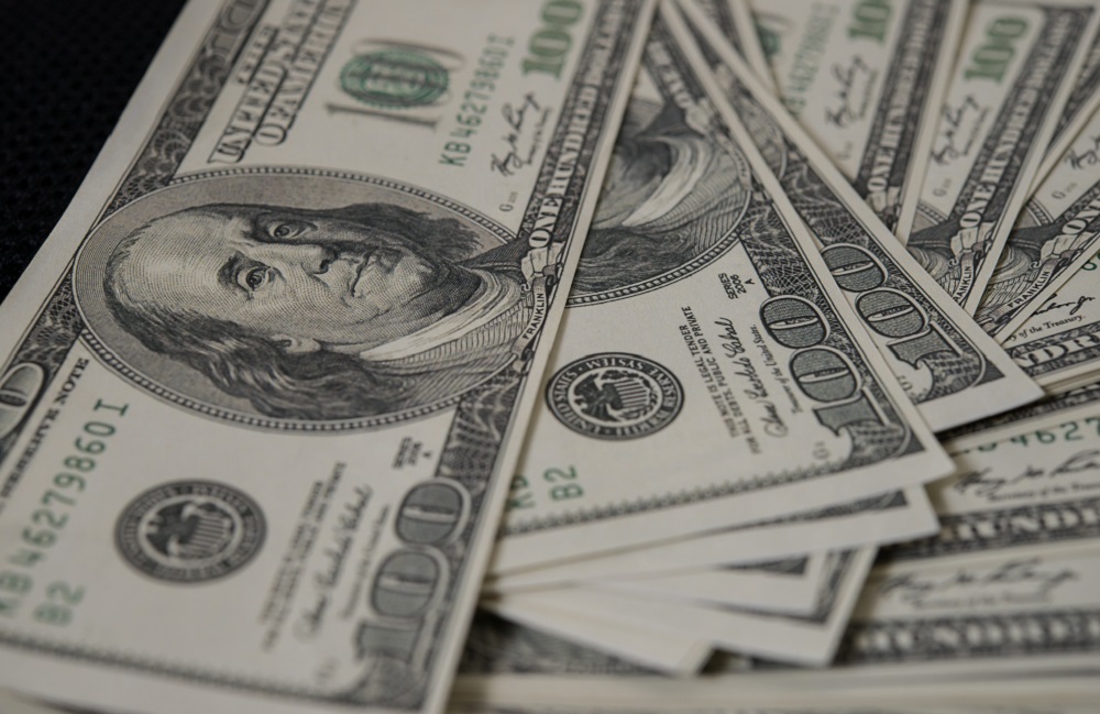Dólar fecha a R$ 5,24 com anúncio de novo presidente do FED, mas acumula queda de mais de 4% no mês