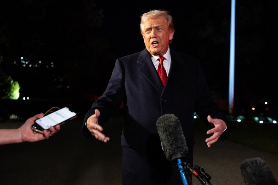O presidente dos EUA, Donald Trump, conversa com repórteres antes de embarcar